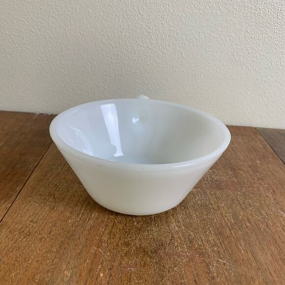 Vintage Fire King‎ Anchor Hocking White Milk Glass Soup Bowl With Handle - Picture 4 of 7